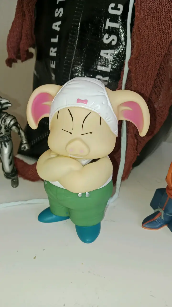 Figura coleccionable de cerdito con pañuelo