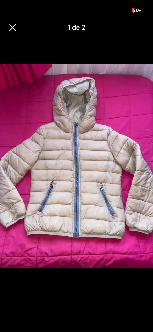 Parca beige con capucha