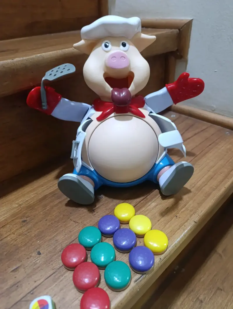 Juego de mesa cerdito inflable con fichas - 5