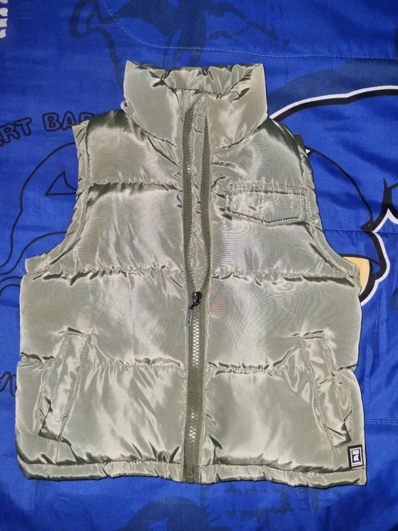 Chaqueta sin mangas verde oliva para niño