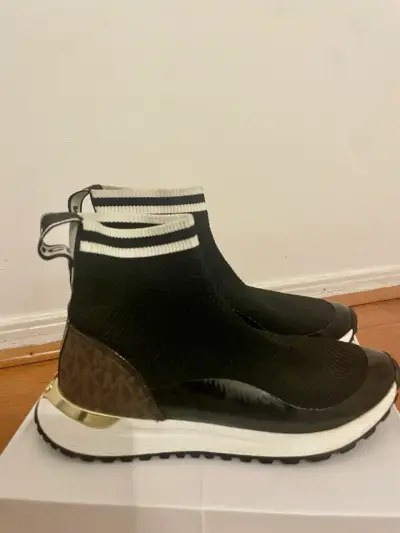 Botines deportivos negros con detalle dorado - miniatura 1