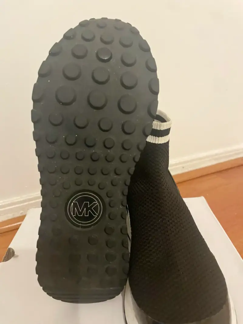 Botines deportivos negros con detalle dorado - 3
