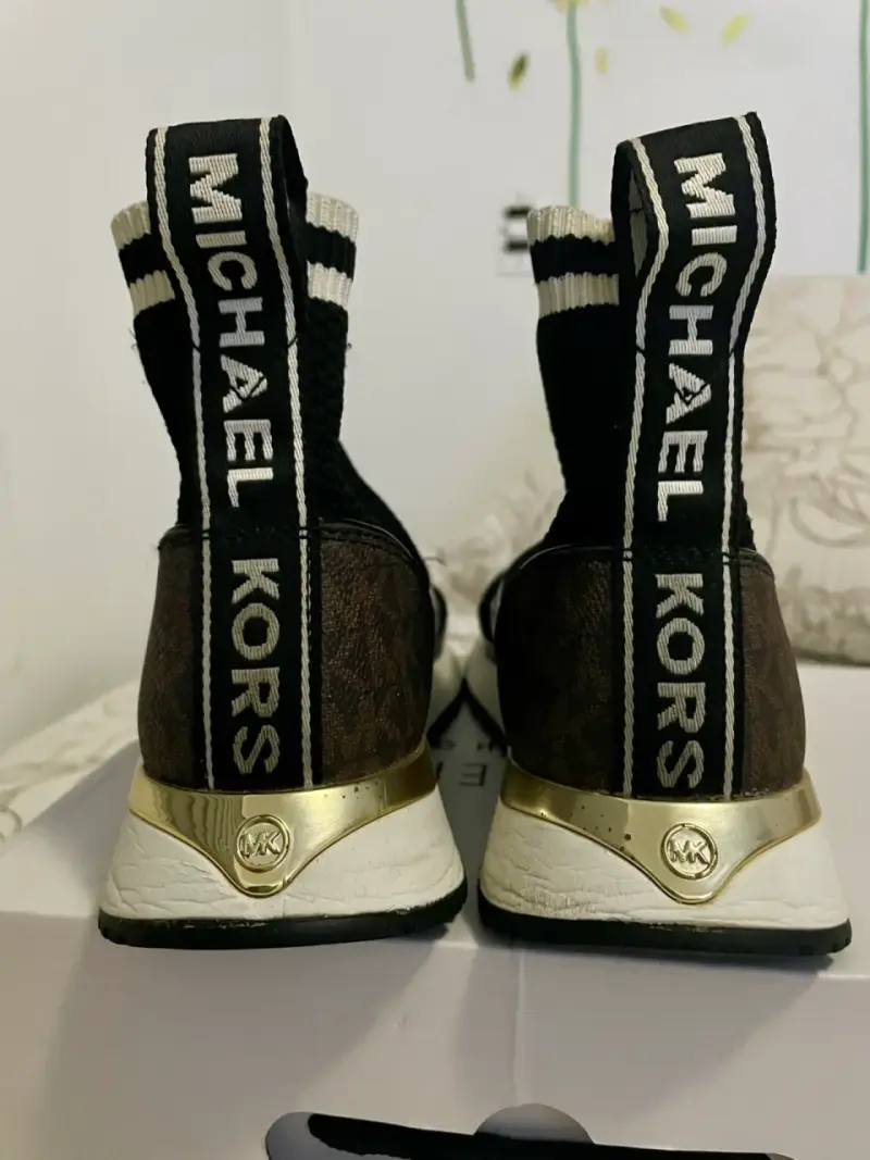 Botines deportivos negros con detalle dorado - 4