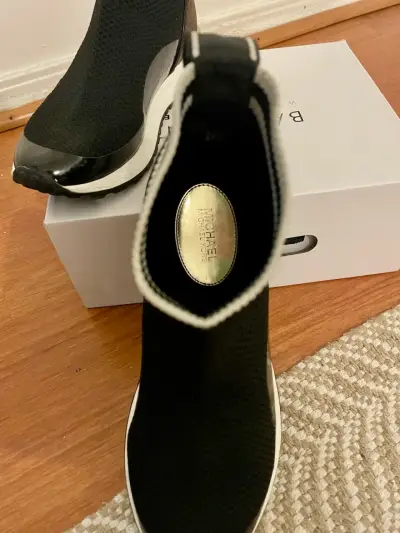 Botines deportivos negros con detalle dorado - miniatura 5