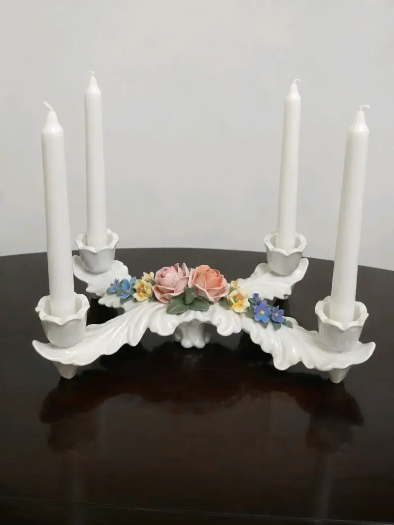 Candelabro de porcelana con flores decorativas - 1