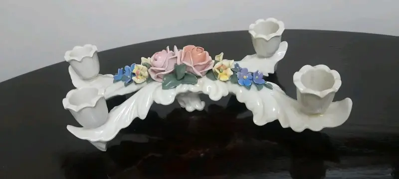 Candelabro de porcelana con flores decorativas - 2