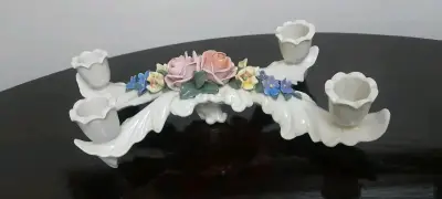 Candelabro de porcelana con flores decorativas - miniatura 2