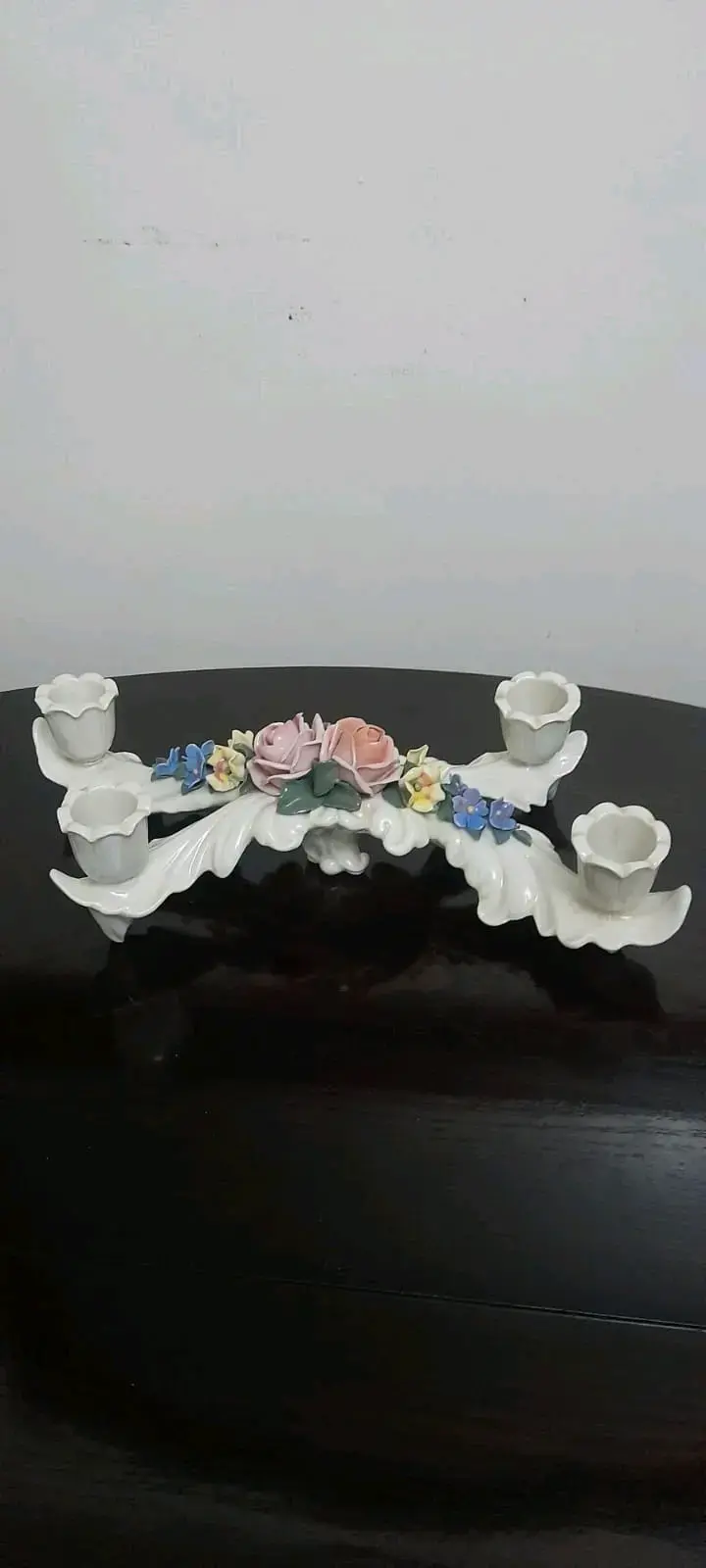 Candelabro de porcelana con flores decorativas - 3