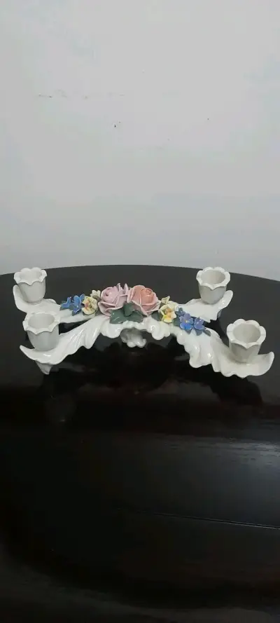 Candelabro de porcelana con flores decorativas - miniatura 3