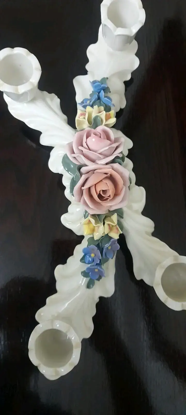 Candelabro de porcelana con flores decorativas - 4
