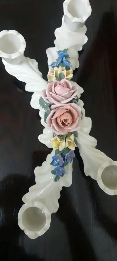 Candelabro de porcelana con flores decorativas - miniatura 4