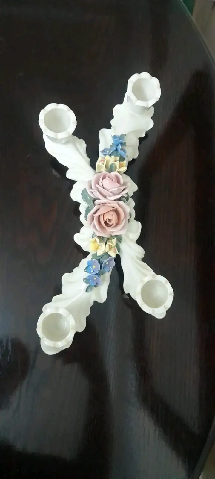 Candelabro de porcelana con flores decorativas - 5