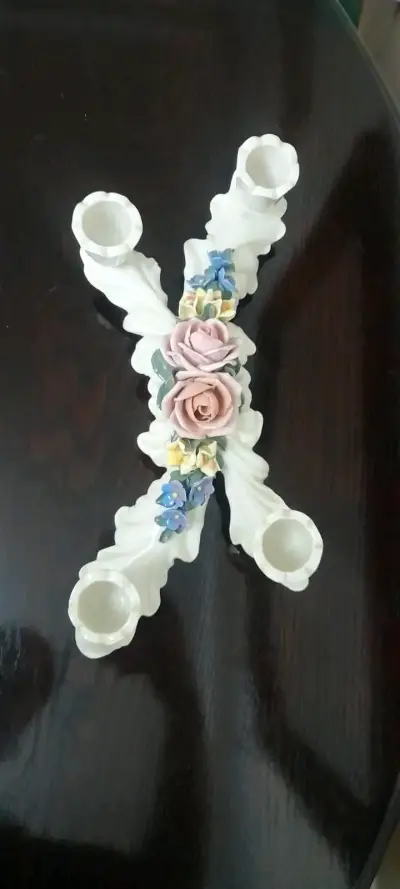 Candelabro de porcelana con flores decorativas - miniatura 5