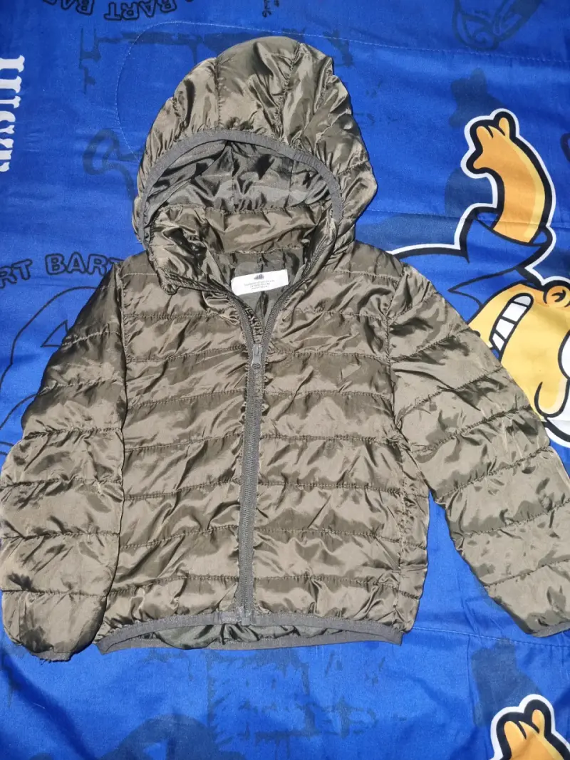 Chaqueta acolchada para niño con capucha