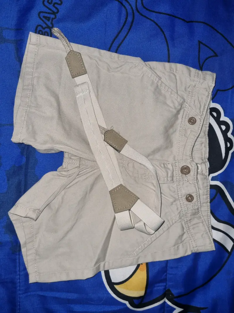 Shorts beige con tirantes para niño