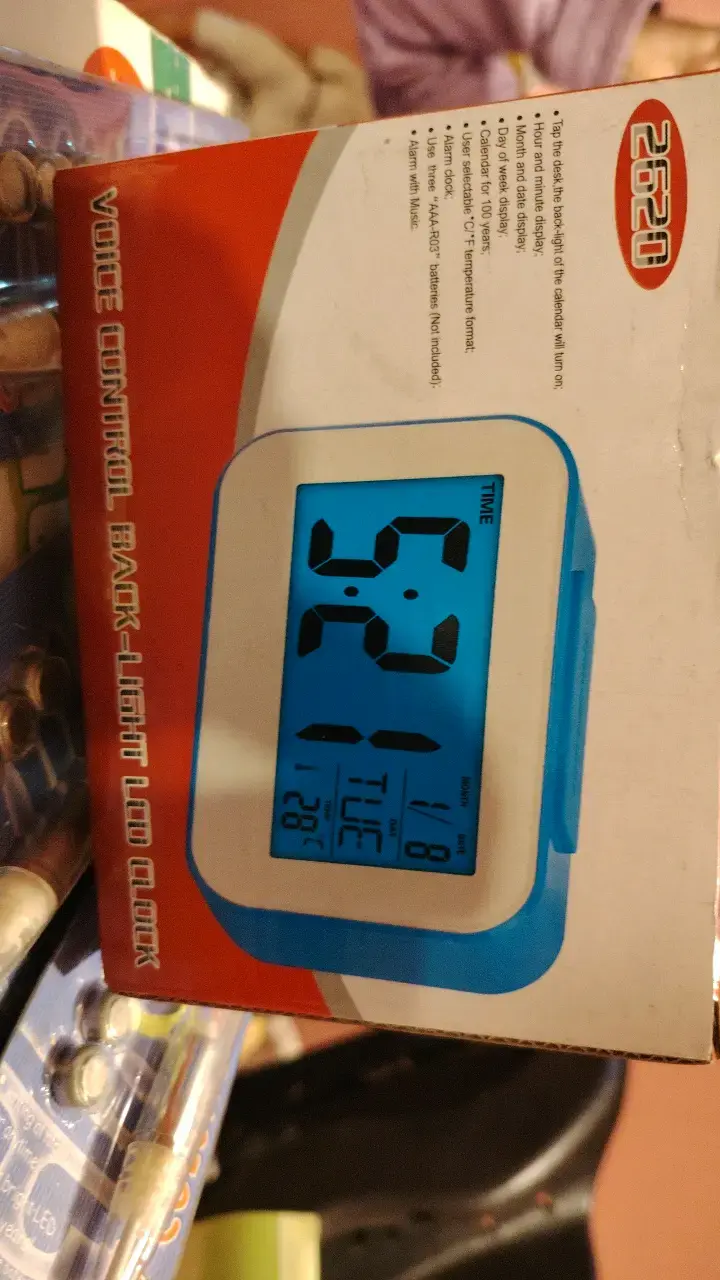 Reloj despertador LED con control de voz