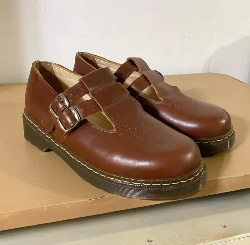 Zapatos de cuero marrón con hebillas