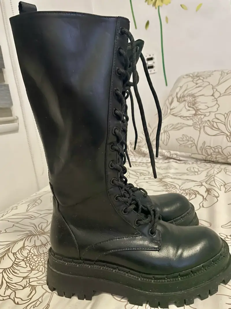 Botas negras de cuero estilo militar - 1