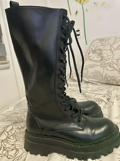 Botas negras de cuero estilo militar - miniatura 1