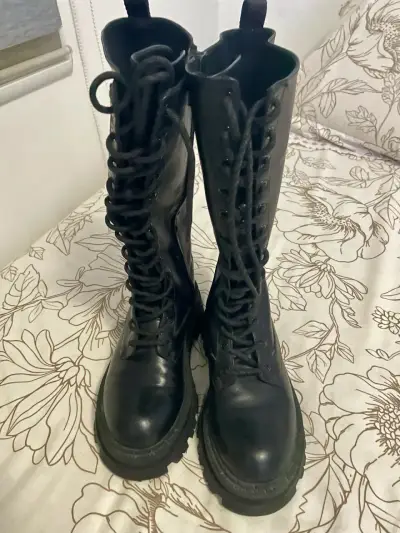 Botas negras de cuero estilo militar - miniatura 2