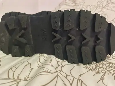 Botas negras de cuero estilo militar - miniatura 4