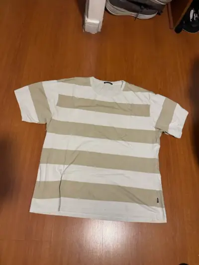 Polera a rayas beige y blanca - miniatura 1