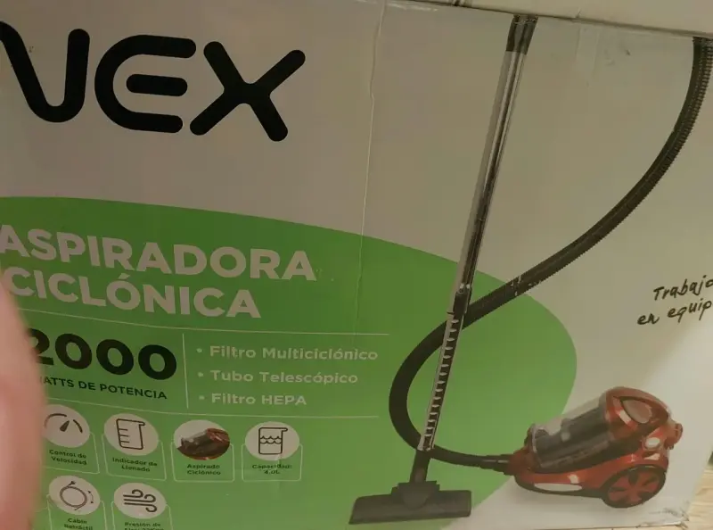 Aspiradora ciclónica roja con accesorios - 2