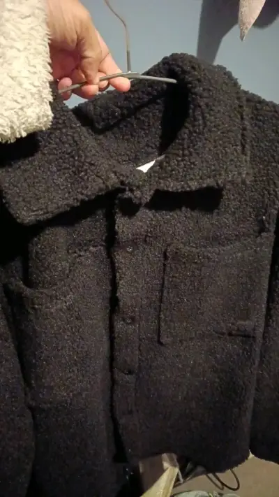 Chaqueta de lana negra abrigada - miniatura 3