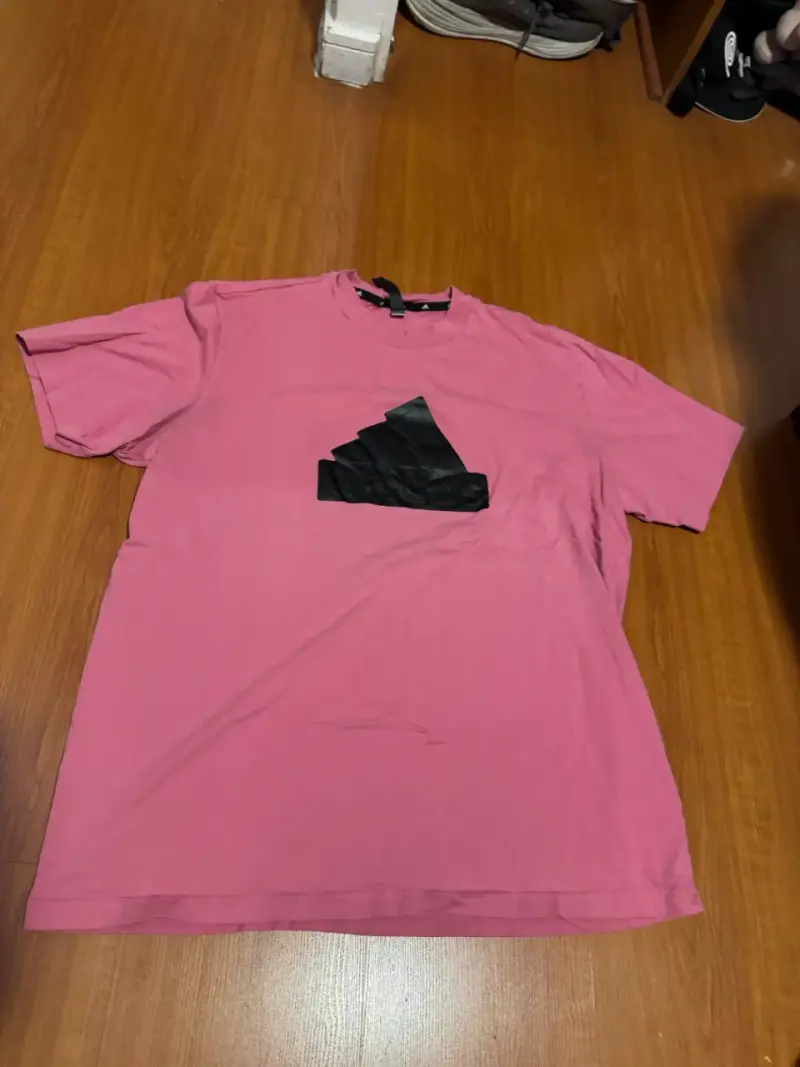Polera rosa con logo negro adidas - 1