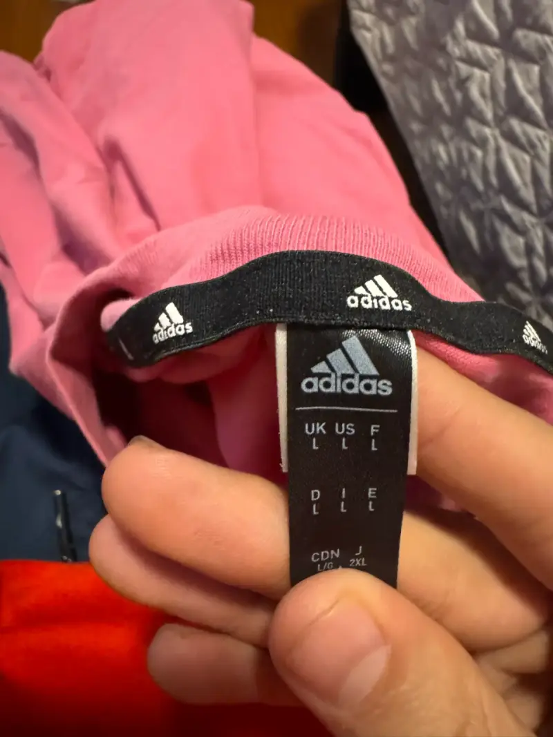 Polera rosa con logo negro adidas - 3