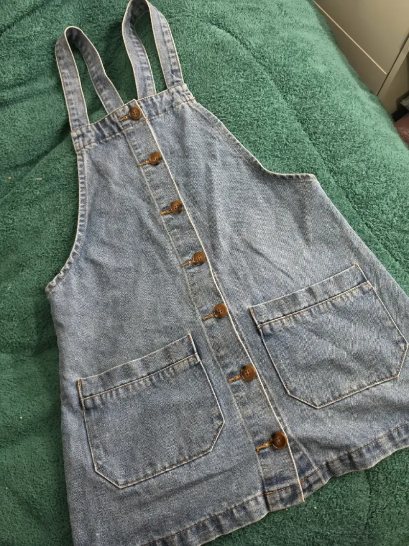 Jumper de mezclilla con tirantes y botones