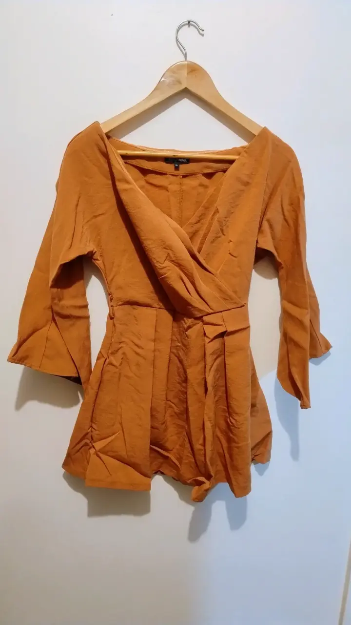 Vestido cruzado color terracota Fashion Nova