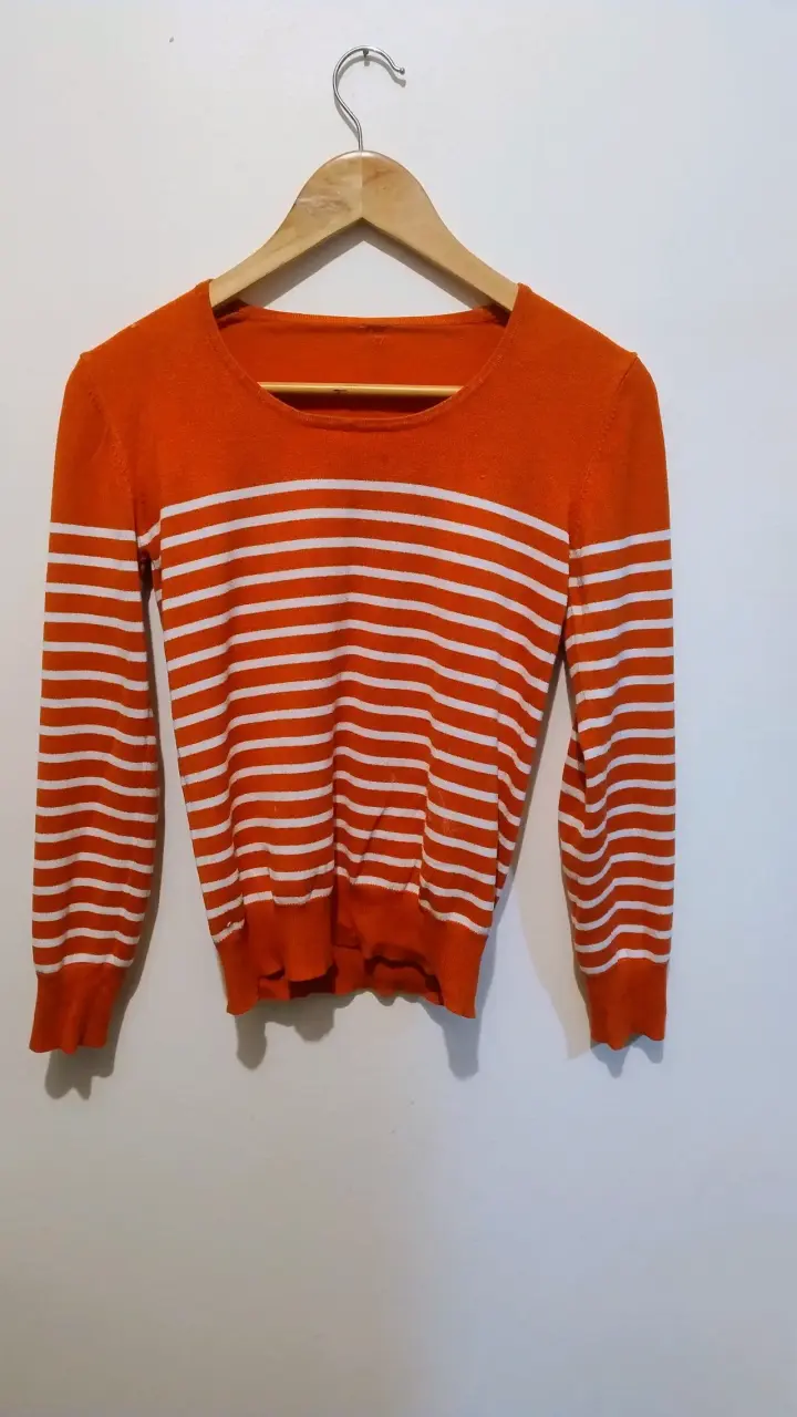 Suéter de rayas naranja y blanco