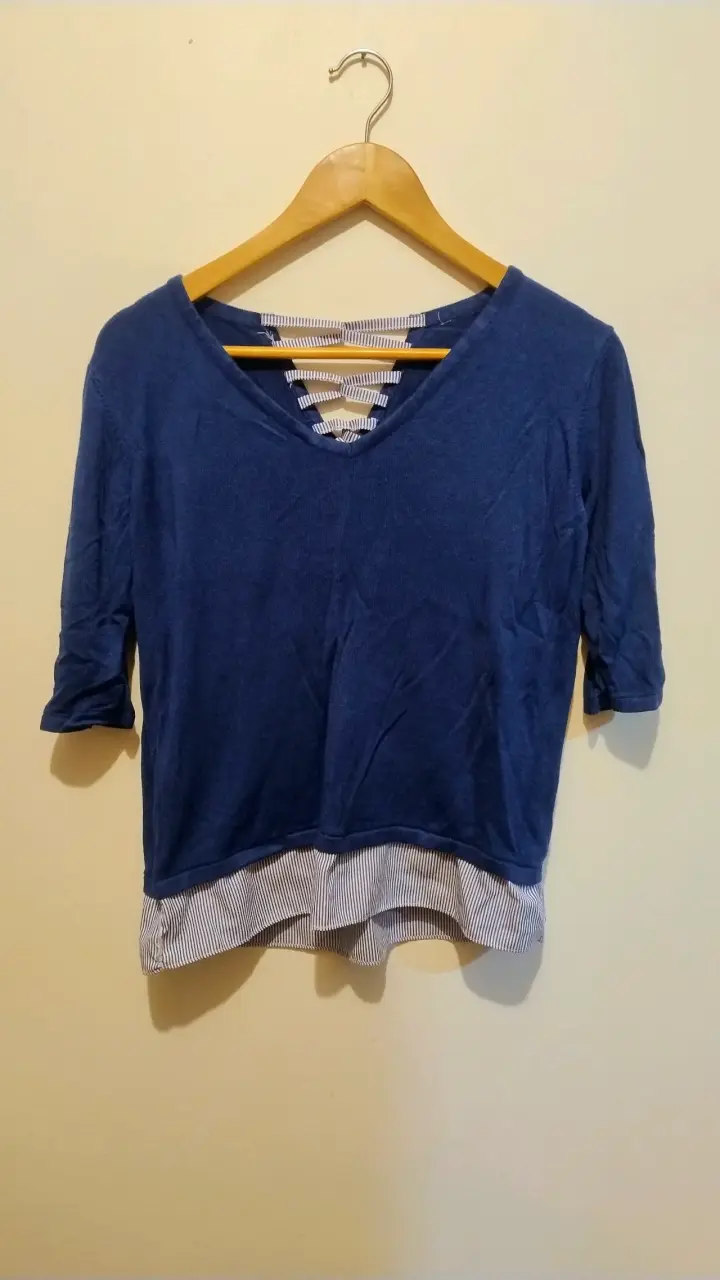 Blusa azul con detalle de rayas
