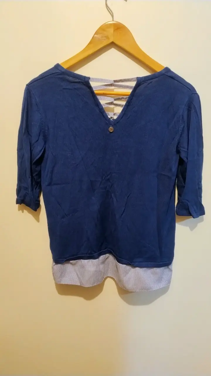 Blusa azul con detalle de rayas - 2