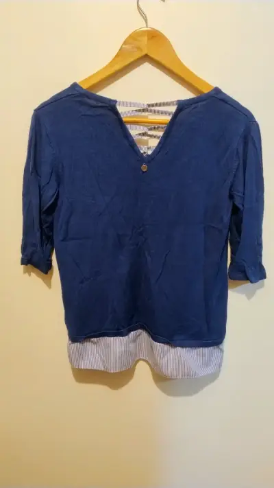 Blusa azul con detalle de rayas - miniatura 2