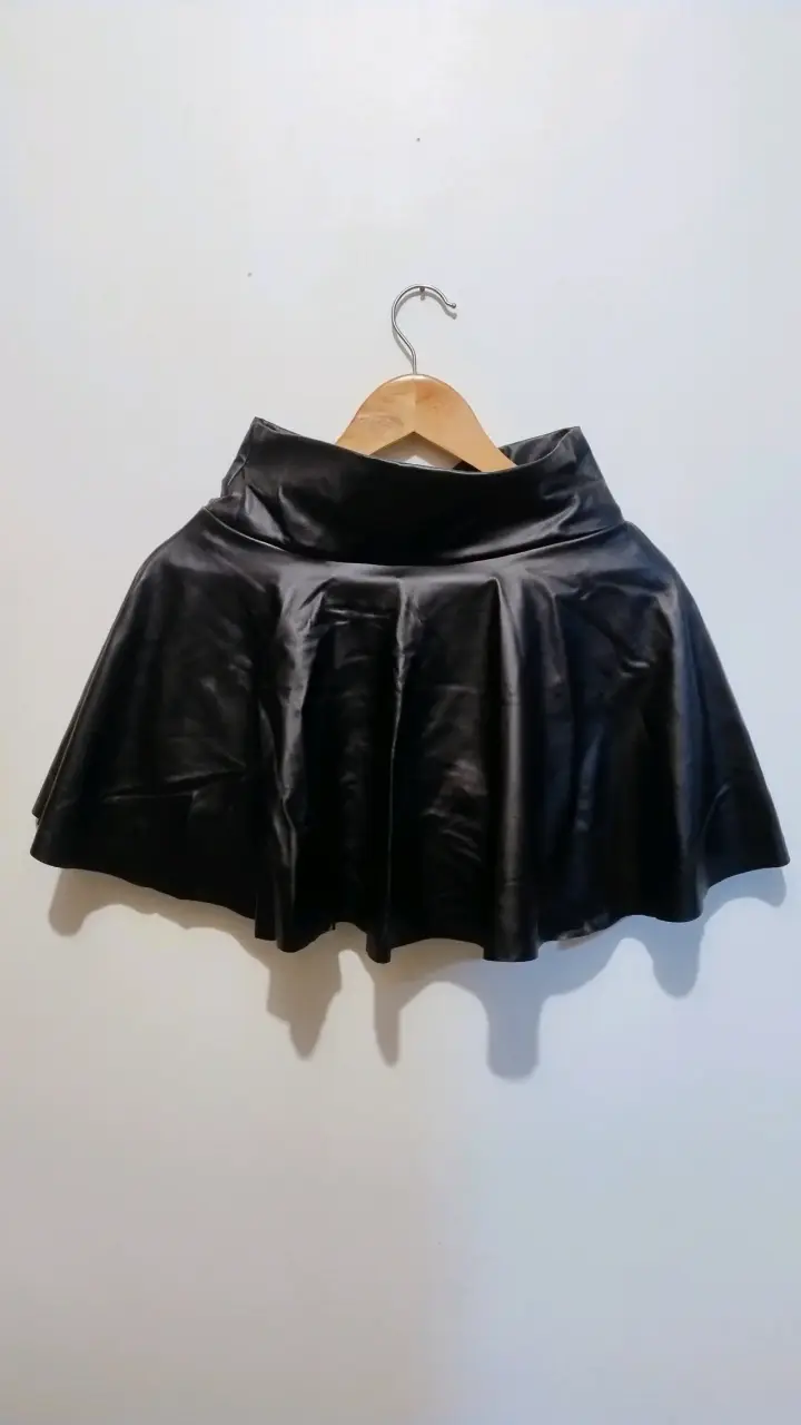 Falda corta negra de cuero sintético