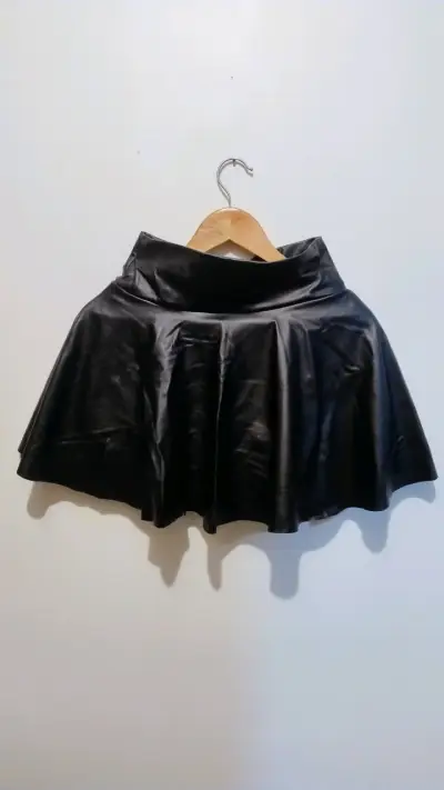 Falda corta negra de cuero sintético - miniatura 1