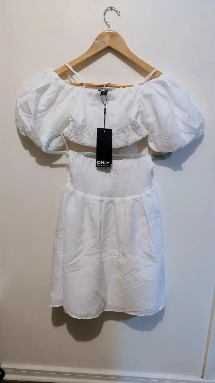 Conjunto fald blanco con hombros descubiertos Only