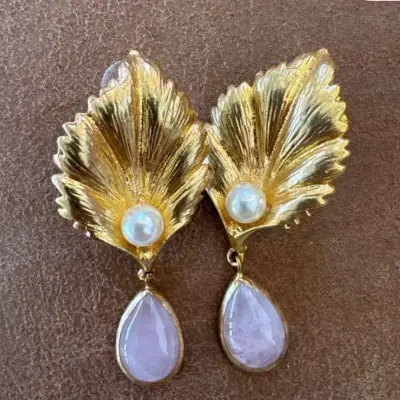 Elegantes aros dorados con perlas y piedras - miniatura 1