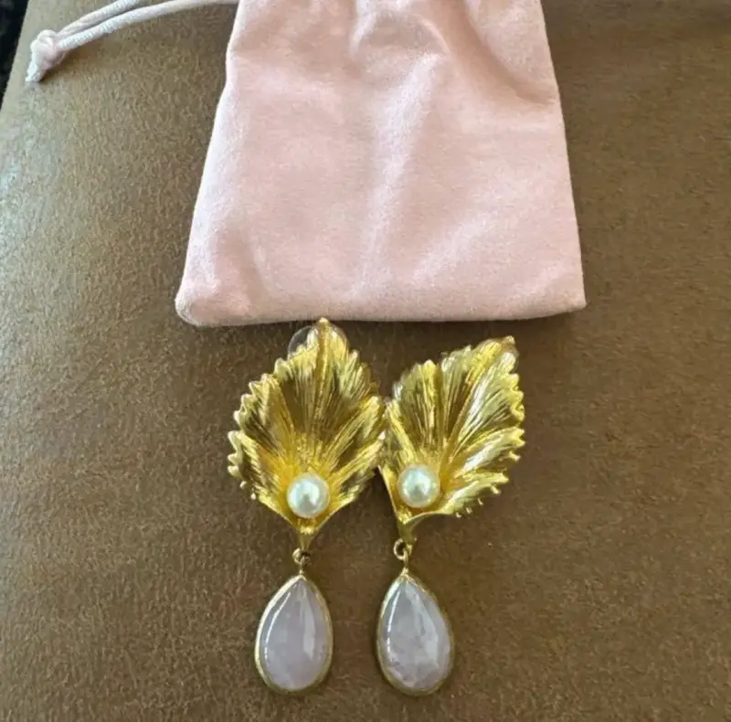 Elegantes aros dorados con perlas y piedras - 2