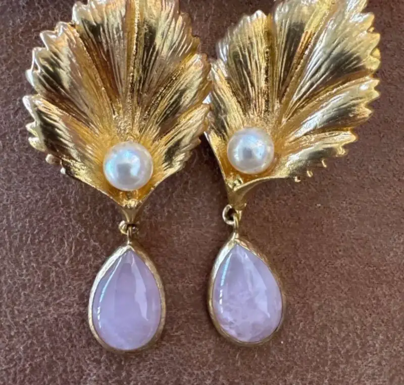 Elegantes aros dorados con perlas y piedras - 3