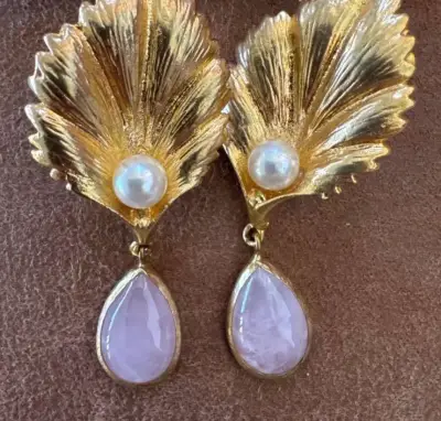 Elegantes aros dorados con perlas y piedras - miniatura 3