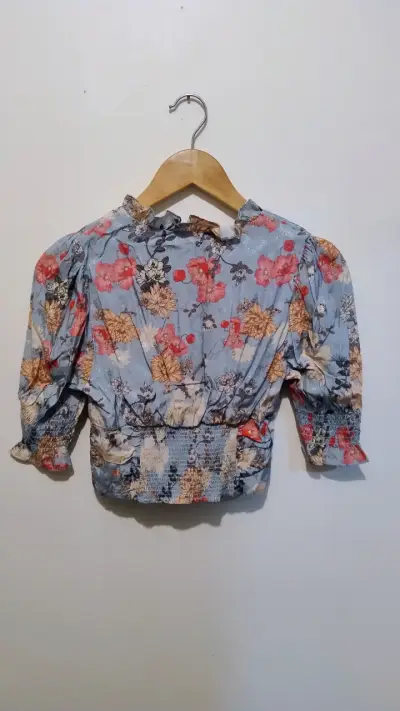 Blusa floral manga larga marca Only - miniatura 2