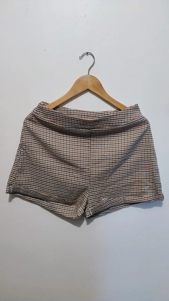 Shorts de cuadros marrón y blanco