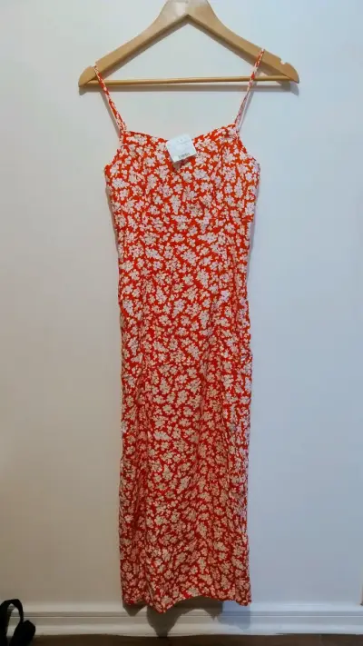 Vestido largo floral rojo con tirantes - miniatura 1