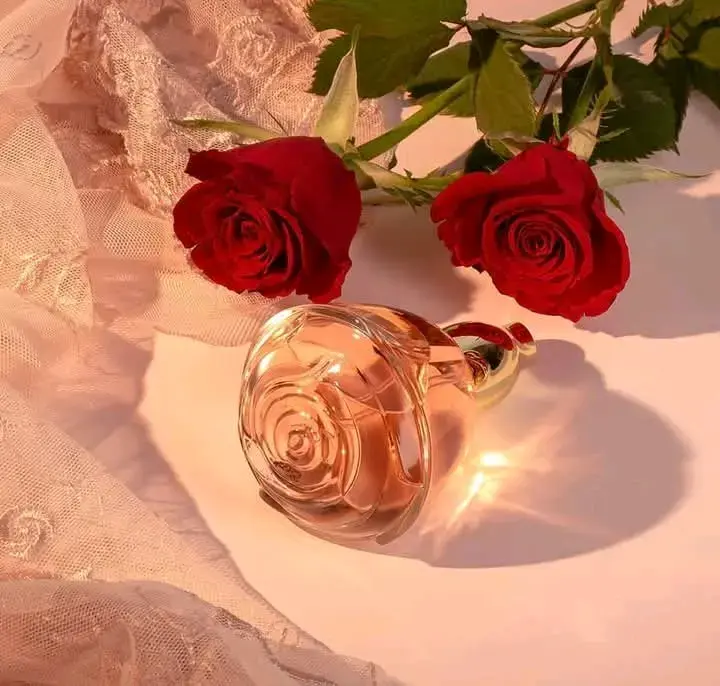 Perfume en botella de rosa elegante