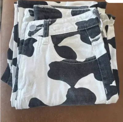 Jeans estampados de vaca blanco y negro - miniatura 2