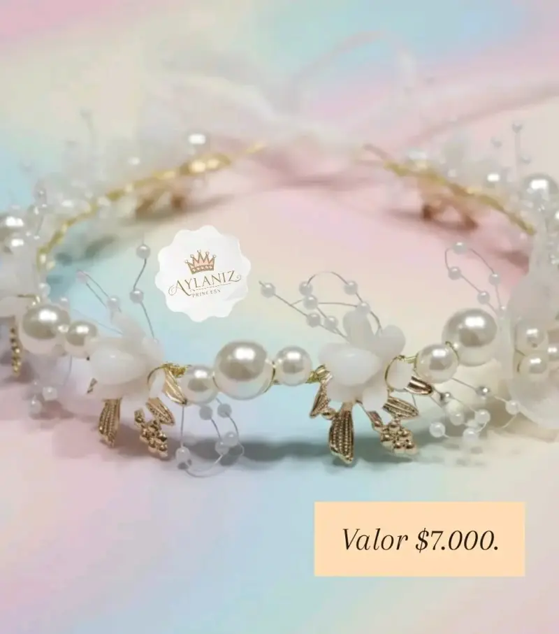 Tocado con perlas y flores