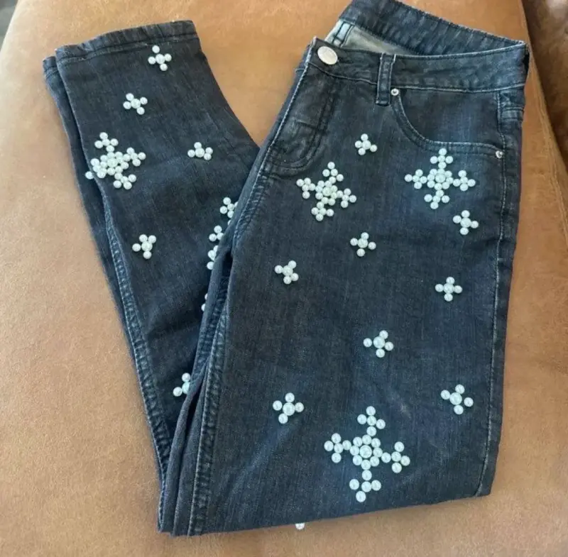 Jeans oscuros con perlas decorativas - 1